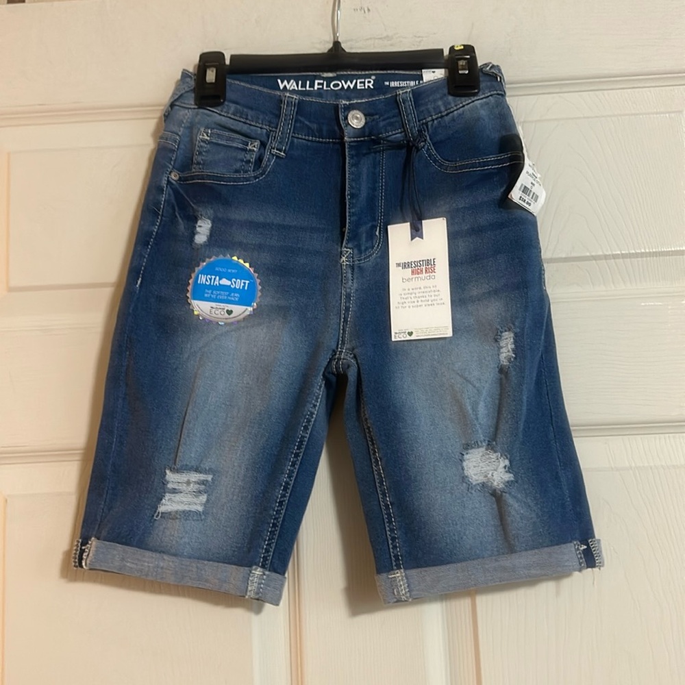 WALLFLOWER THE IRRESISTIBLE HIGH RISE BERMUDA SHORTS: NEW WITH TAGS:SZ 0